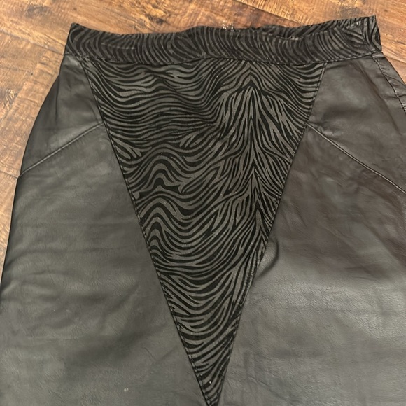 True Vintage Leather Skirt with v zebra print trim! Size 7-8 - Picture 2 of 6